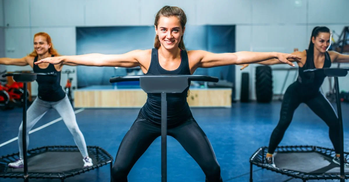 Kvinder træner på fitness trampoliner